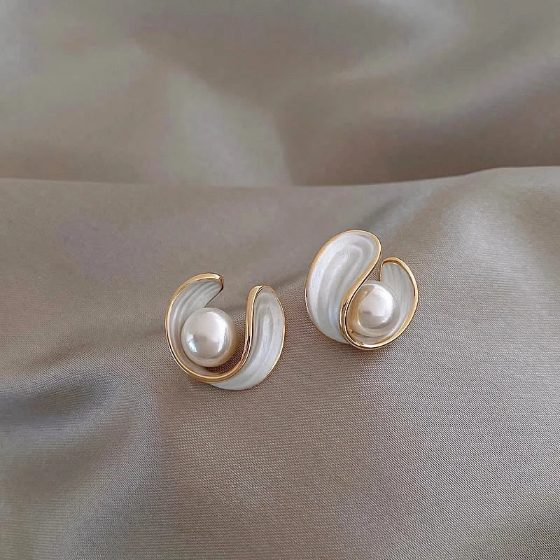 Boucles d'oreilles élégantes en opale blanche avec perle en or