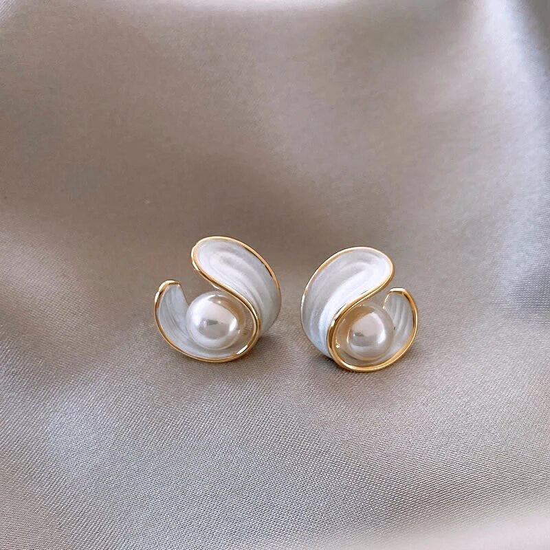 Boucles d'oreilles élégantes en opale blanche avec perle en or