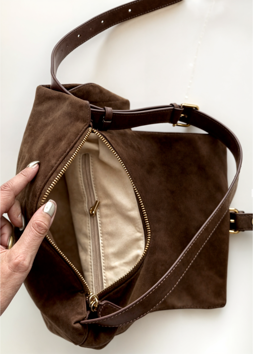 Ciel Suede Crossbody MM™ – Élégance Minimaliste pour Toutes Vos Journées