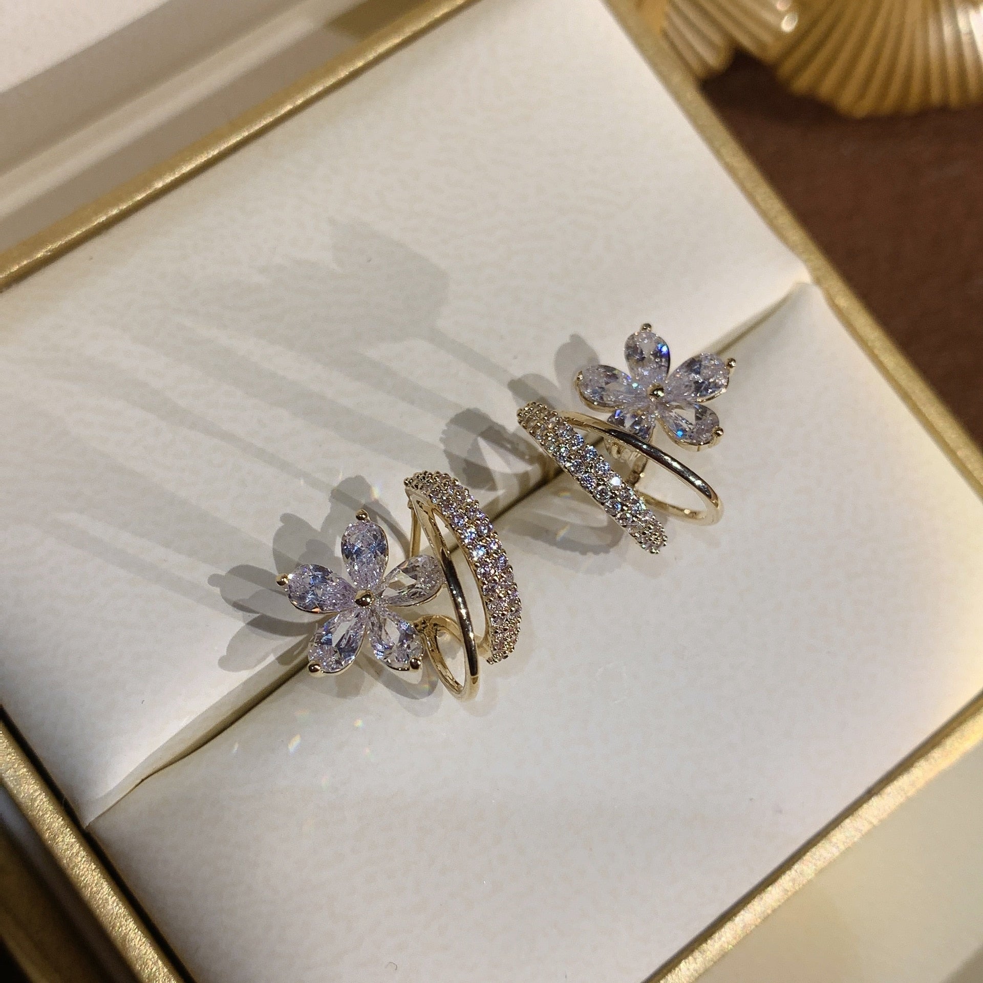 Boucles d'Oreilles Florales avec Zirconiums en Or