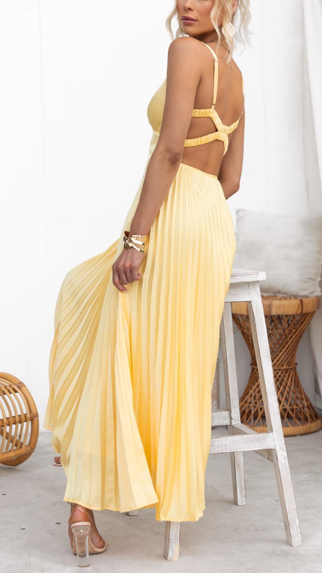 Aby™ – Robe maxi plissée jaune à décolleté en V pour briller avec élégance