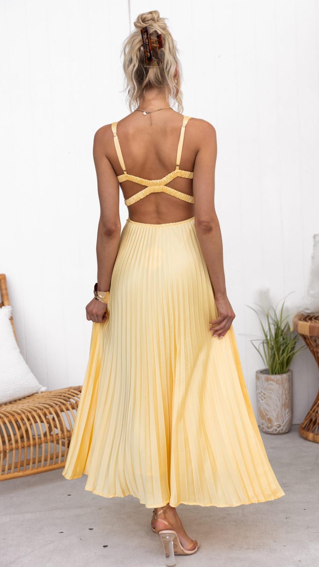 Aby™ – Robe maxi plissée jaune à décolleté en V pour briller avec élégance