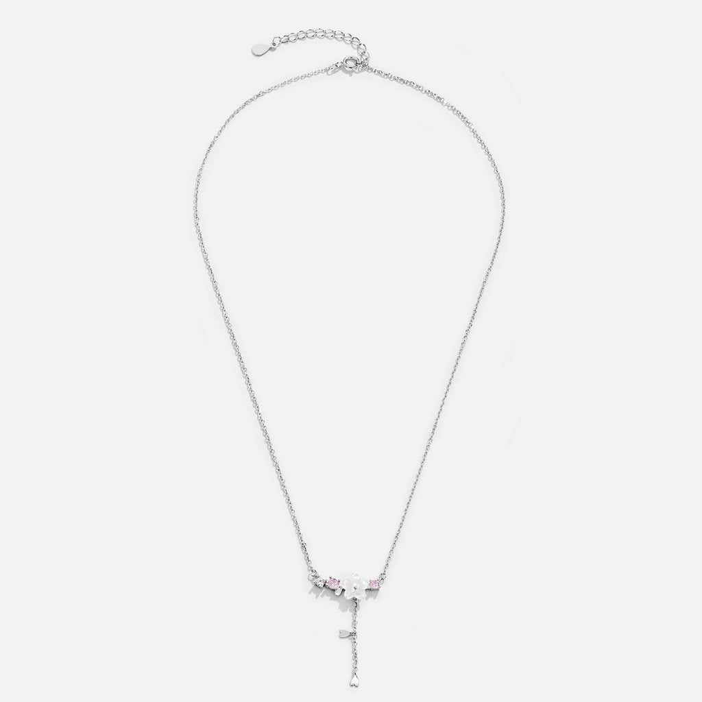 Collier avec des fleurs de cerisier