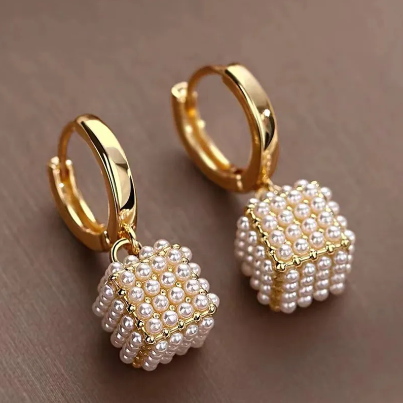 Boucles d'oreilles en perles cubiques élégantes
