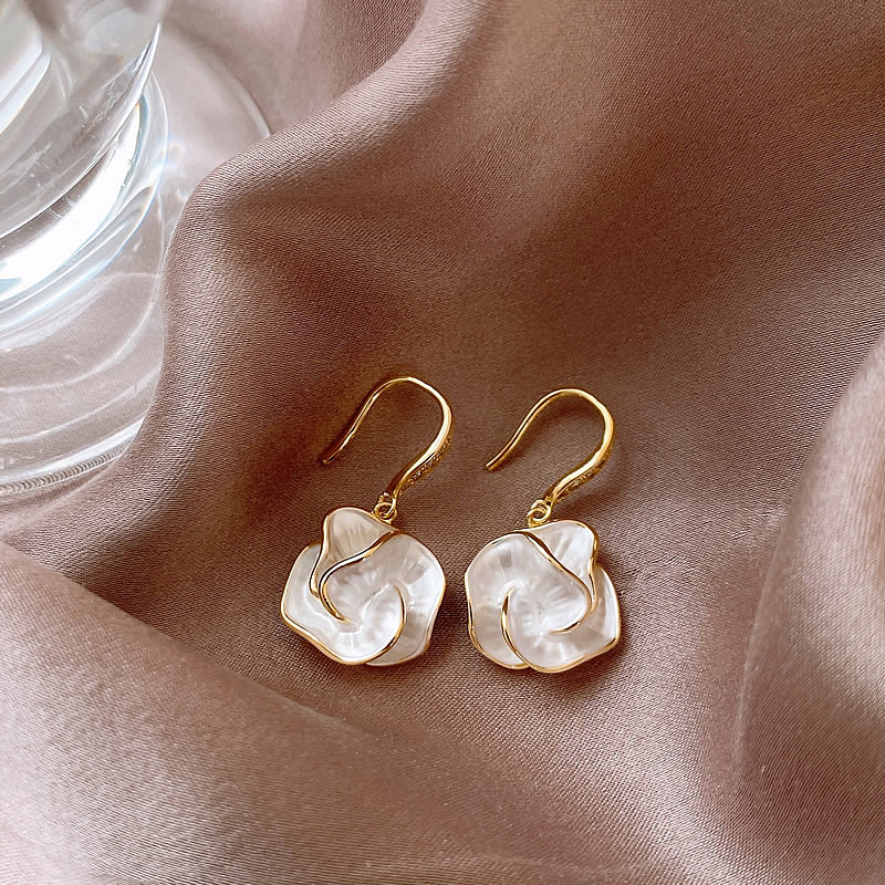 Boucles d'oreilles élégantes avec pétales blancs