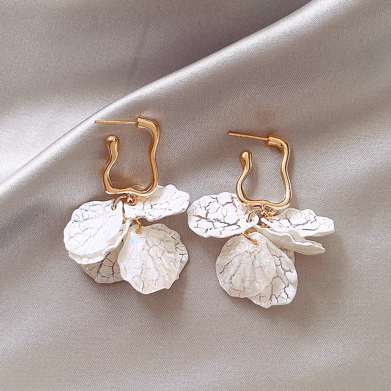 Boucles d'oreilles Élégantes avec Pétales Blancs