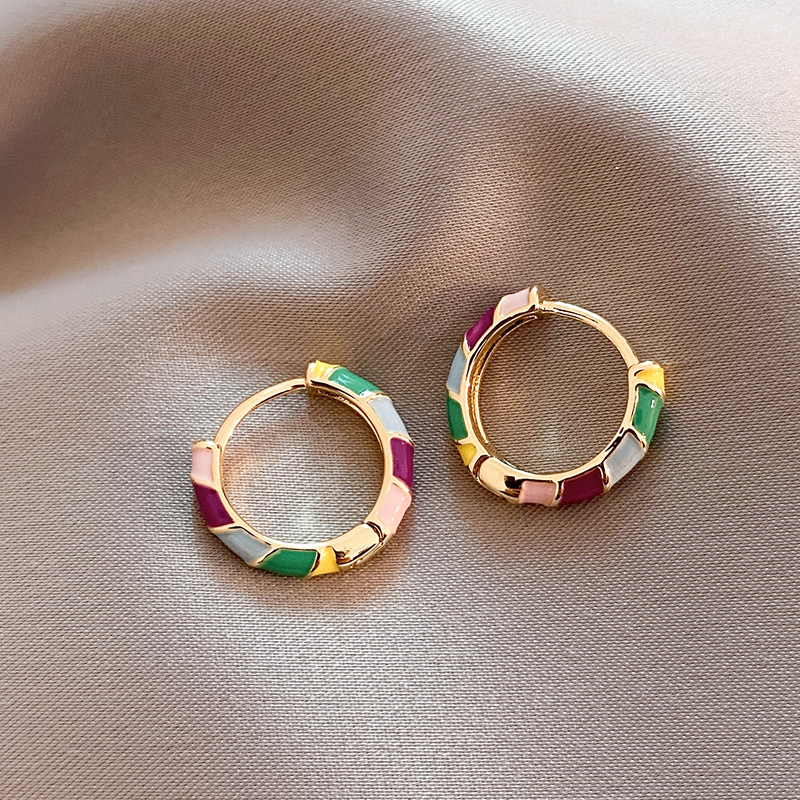 Boucles d'oreilles élégantes en émail multicolore en or