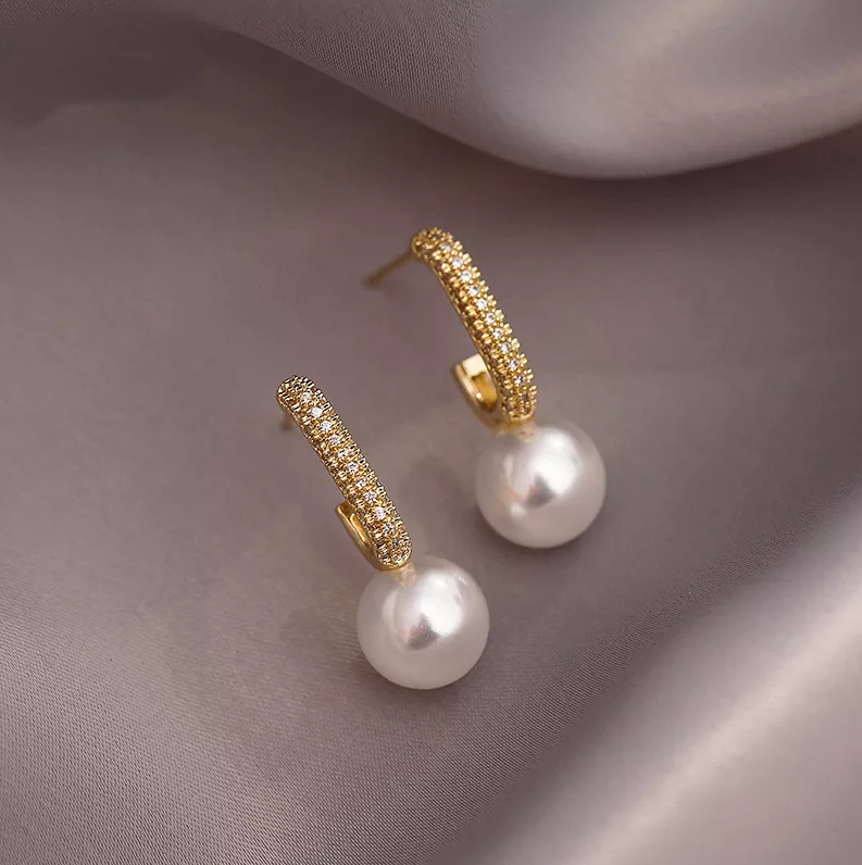 Boucles d'oreilles en perles dorées élégantes
