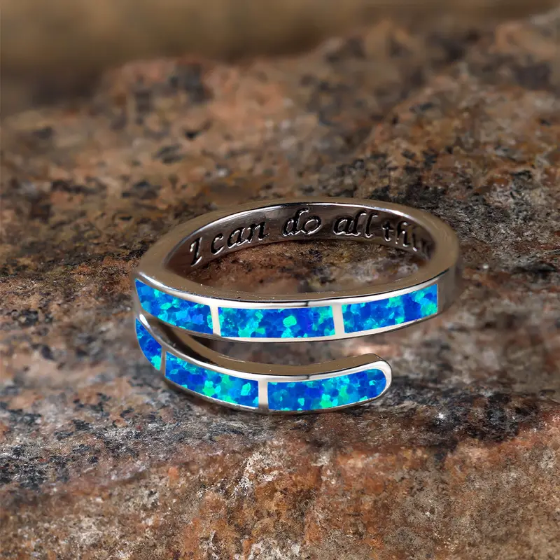 Bague en argent avec opale bleue
