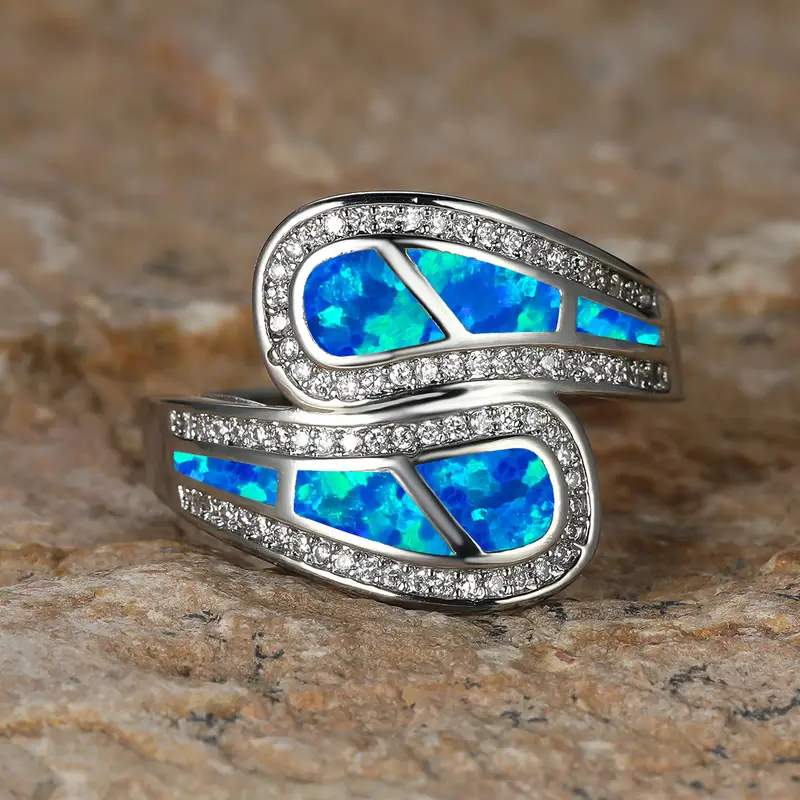 Bague ouverte en argent avec opale bleue