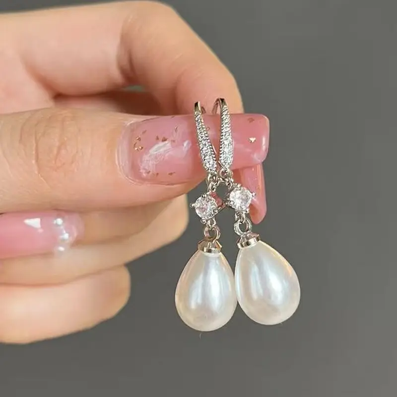 Boucles d'Oreilles Pendantes en Perles Brillantes