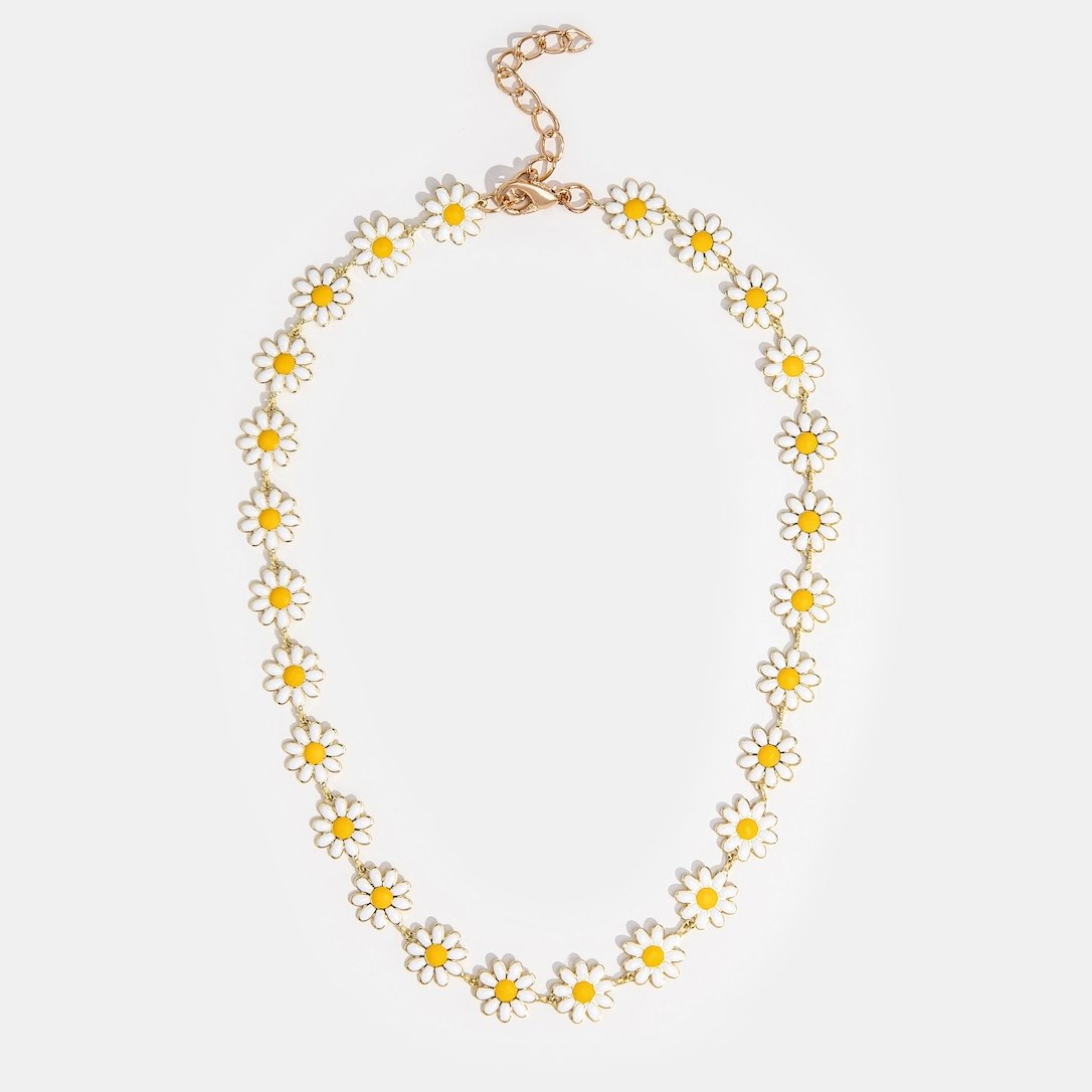 Collier avec des fleurs de marguerite