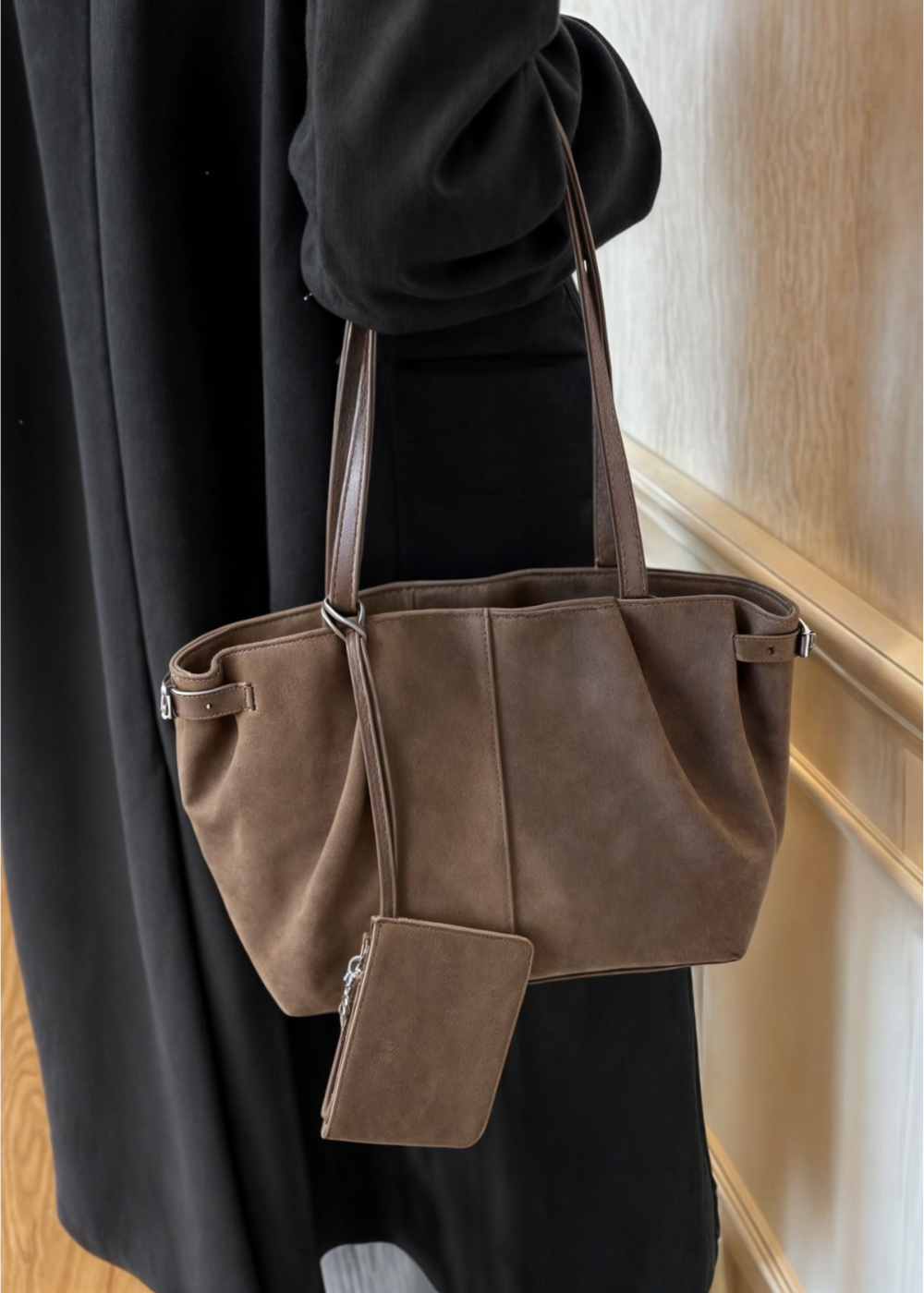 Arden Suede BB™ – Élégance Discrète pour un Style du Matin au Soir