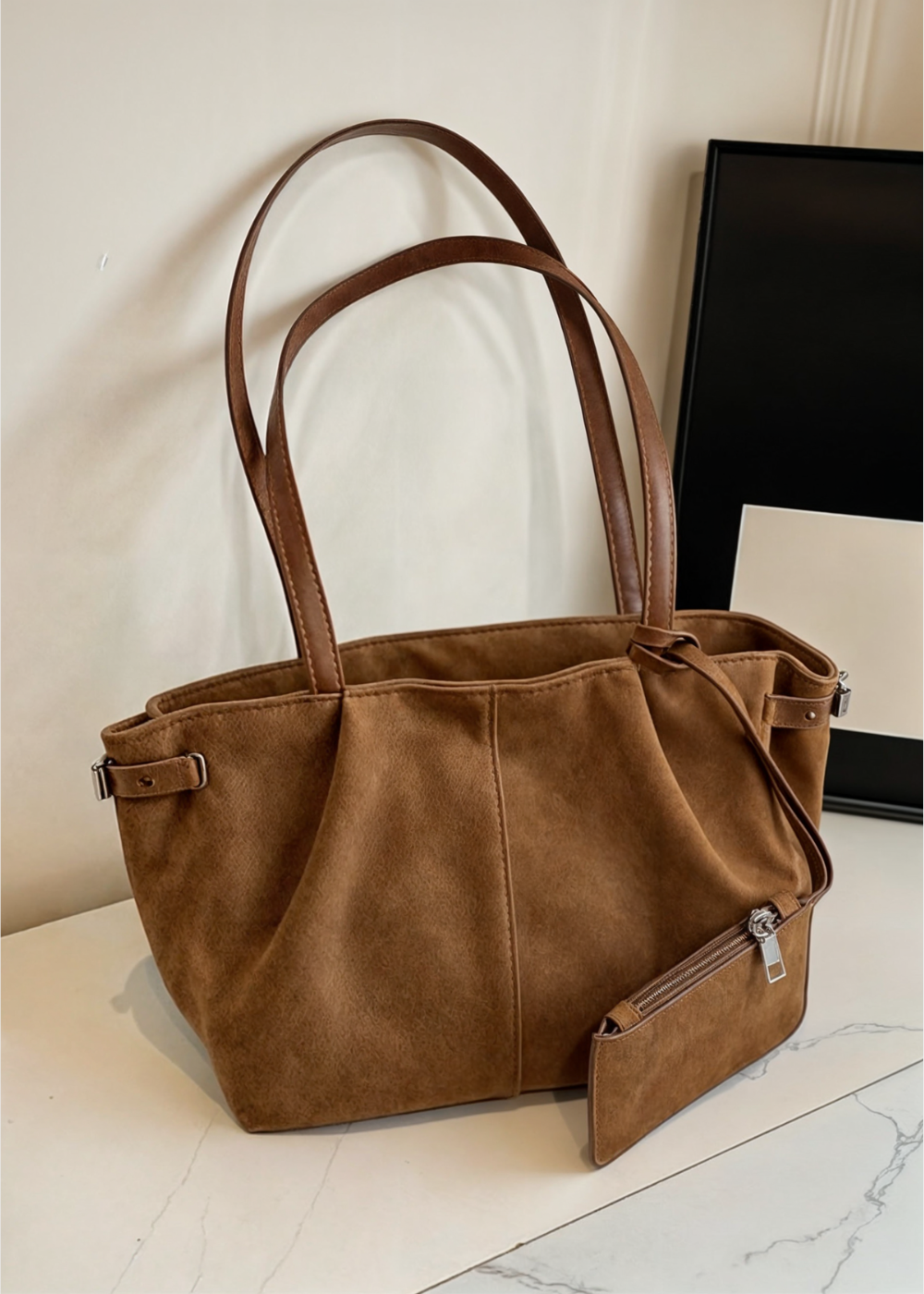 Arden Suede BB™ – Élégance Discrète pour un Style du Matin au Soir