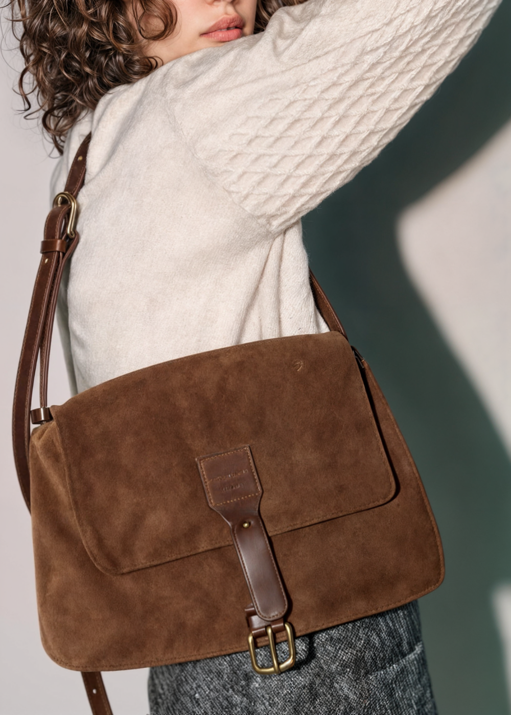 Ciel Suede Crossbody MM™ – Élégance Minimaliste pour Toutes Vos Journées