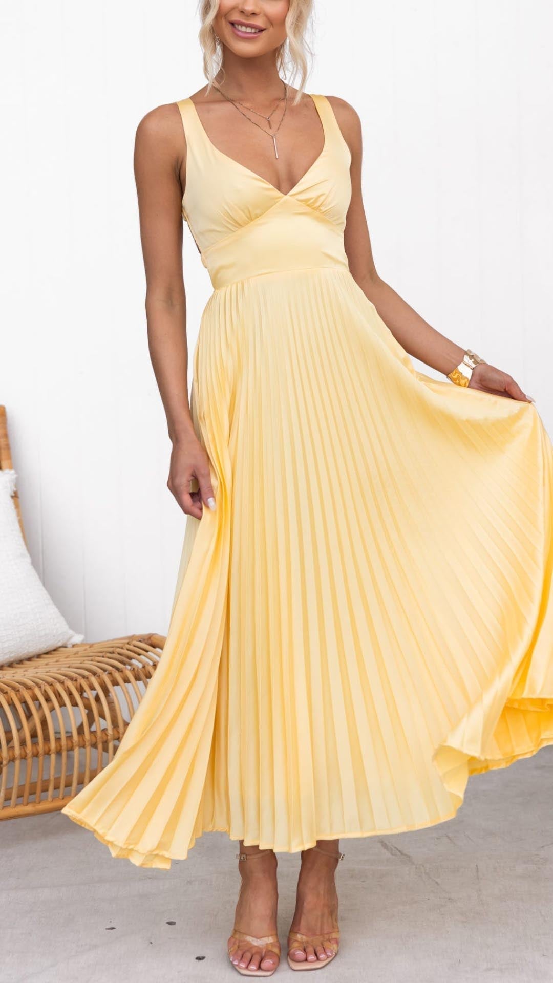 Aby™ – Robe maxi plissée jaune à décolleté en V pour briller avec élégance