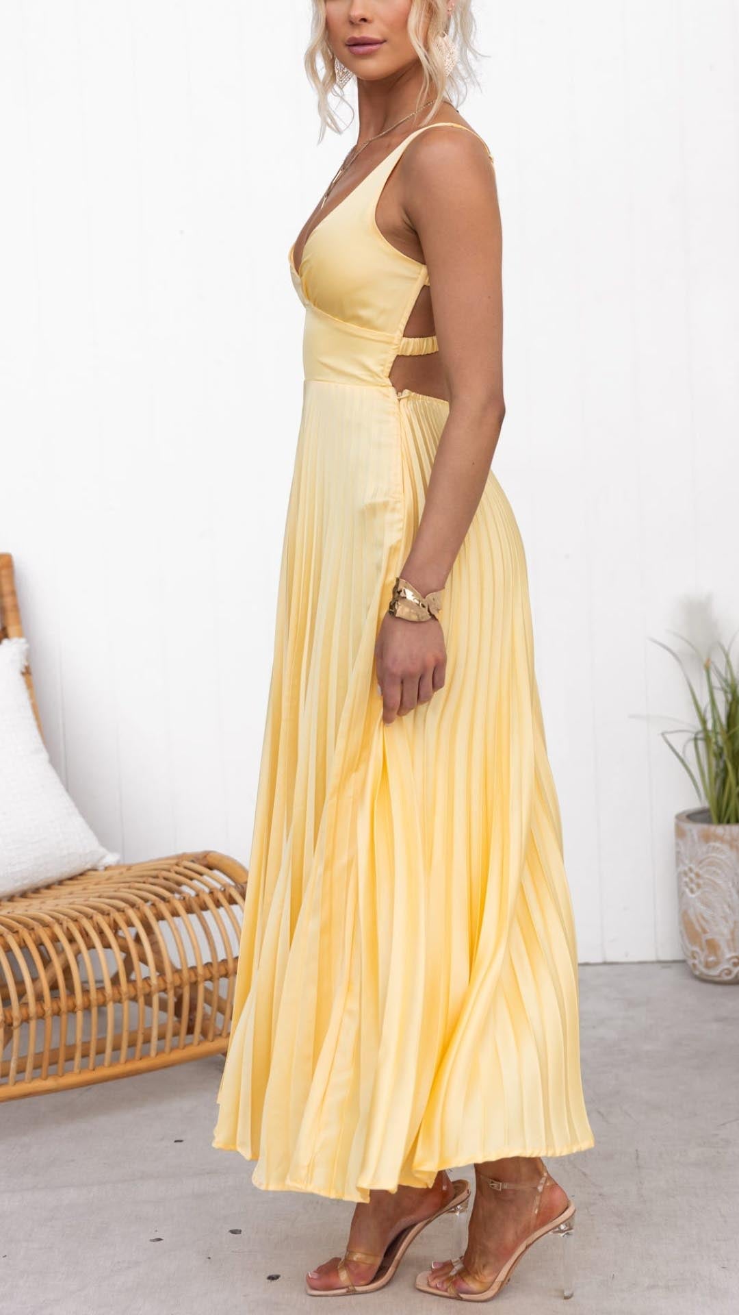 Aby™ – Robe maxi plissée jaune à décolleté en V pour briller avec élégance