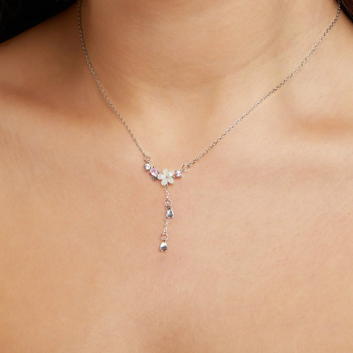 Collier avec des fleurs de cerisier