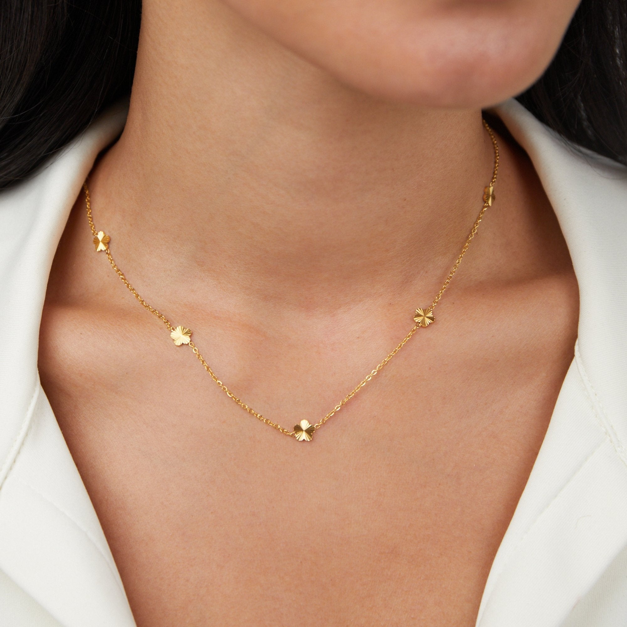 Collier avec des fleurs