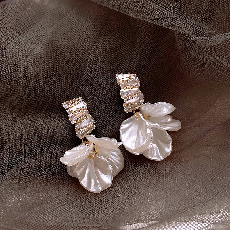 Boucles d'oreilles Pétales en Or Élégantes en Blanc