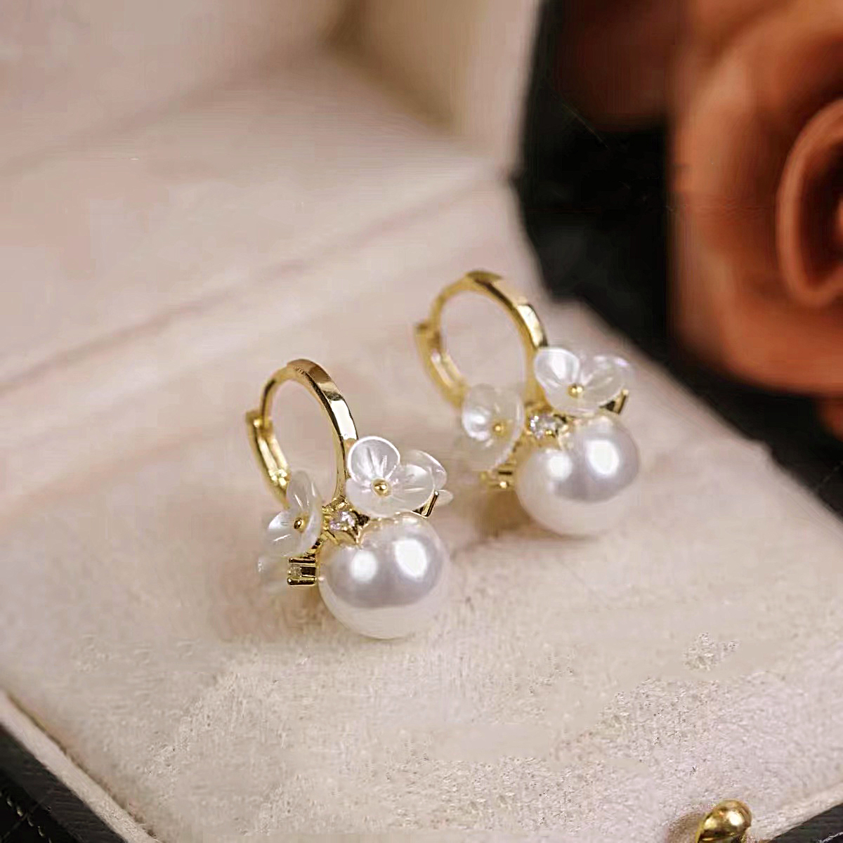 Boucles d'oreilles élégantes en perles avec fleurs