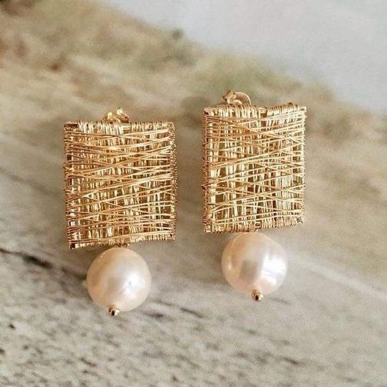 Boucles d'oreilles en fil doré avec perles vintage
