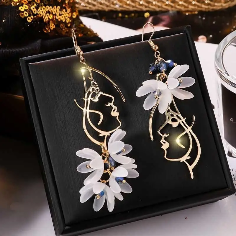 Boucles d'oreilles blanches brillantes pendantes