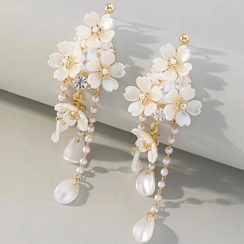 Boucles d'oreilles en perles blanches suspendues