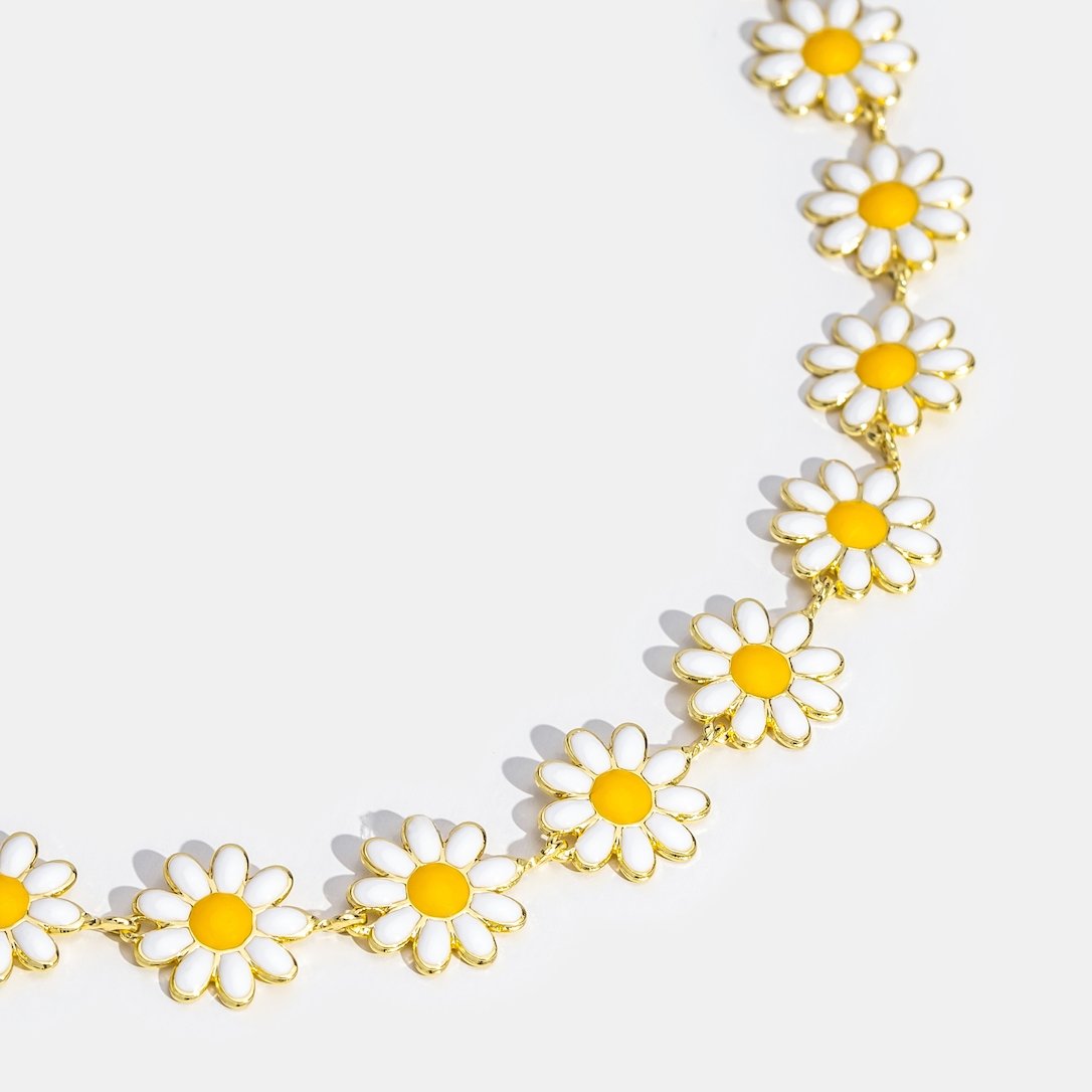 Collier avec des fleurs de marguerite